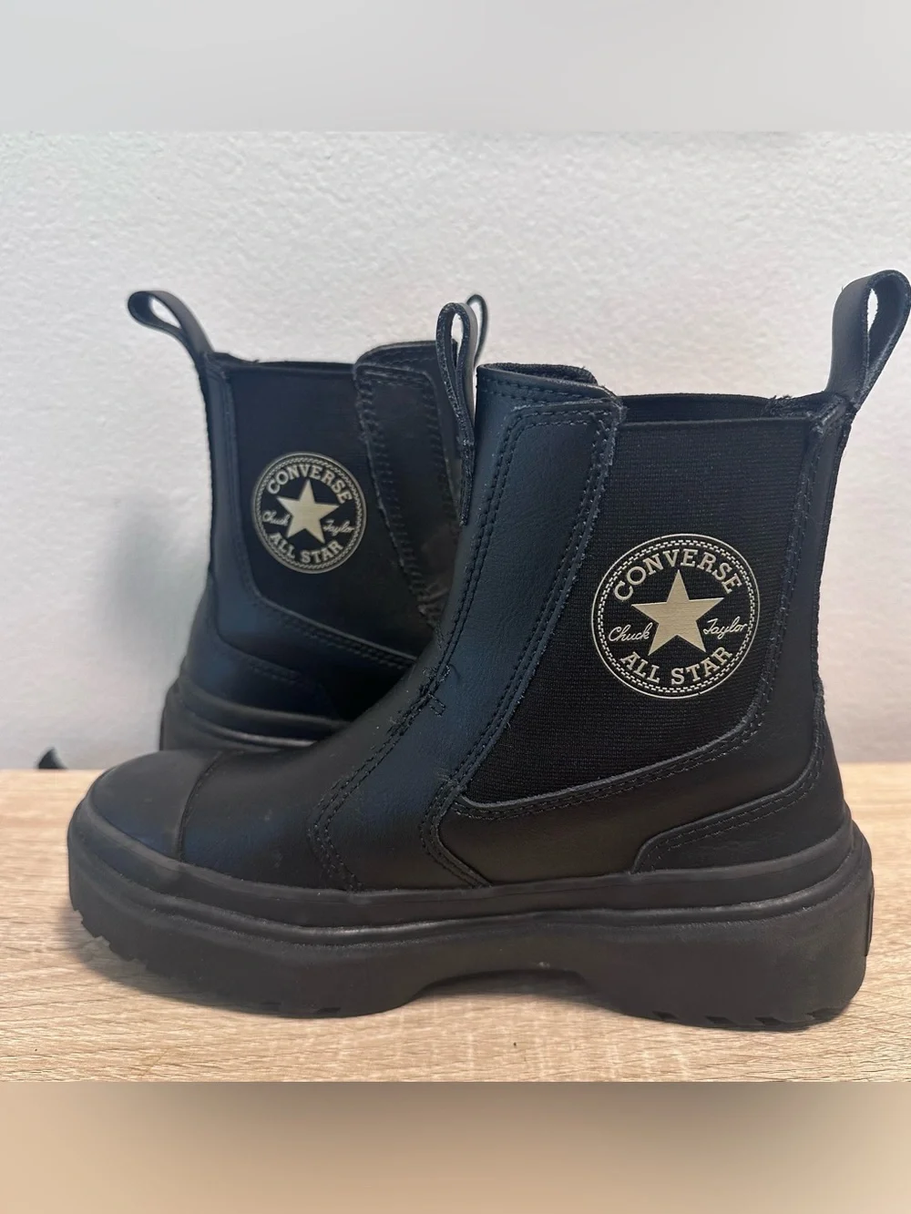 Kids converse boots size 1